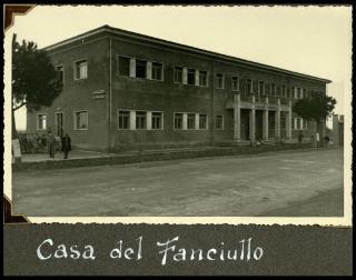 Giovanni Gronchi visita la "Casa della carità" di San Pietro in Palazzi a Cecina