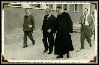 Giovanni Gronchi visita la "Casa della carità" di San Pietro in Palazzi a Cecina
