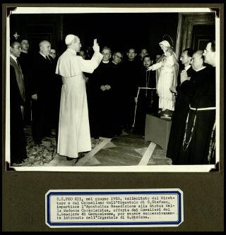 Cerimonia del ricevimento della statua della Madonna consolatrice offerta dai Cavalieri del Santo Sepolcro di Gerusalemme all'Ergastolo di Santo Stefano l'8 agosto 1953