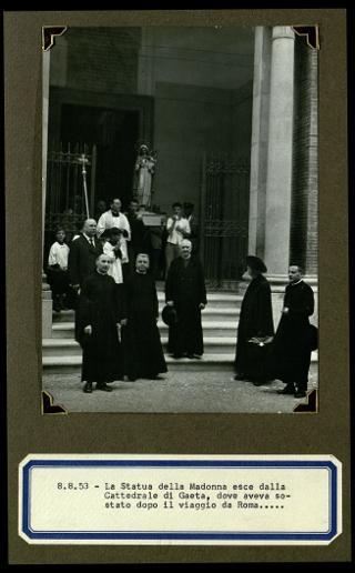 Cerimonia del ricevimento della statua della Madonna consolatrice offerta dai Cavalieri del Santo Sepolcro di Gerusalemme all'Ergastolo di Santo Stefano l'8 agosto 1953