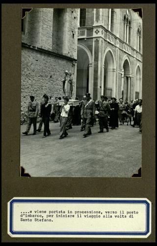 Cerimonia del ricevimento della statua della Madonna consolatrice offerta dai Cavalieri del Santo Sepolcro di Gerusalemme all'Ergastolo di Santo Stefano l'8 agosto 1953