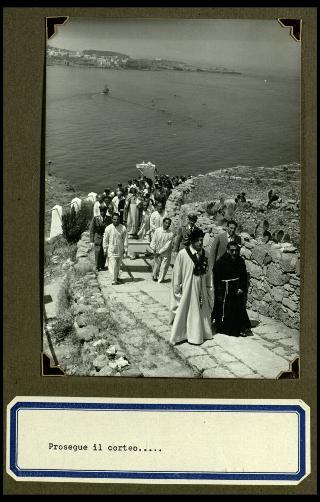 Cerimonia del ricevimento della statua della Madonna consolatrice offerta dai Cavalieri del Santo Sepolcro di Gerusalemme all'Ergastolo di Santo Stefano l'8 agosto 1953