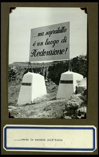Cerimonia del ricevimento della statua della Madonna consolatrice offerta dai Cavalieri del Santo Sepolcro di Gerusalemme all'Ergastolo di Santo Stefano l'8 agosto 1953