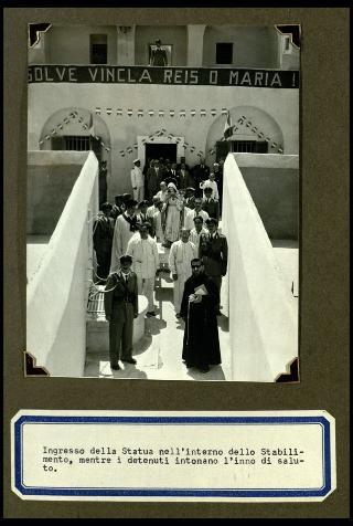 Cerimonia del ricevimento della statua della Madonna consolatrice offerta dai Cavalieri del Santo Sepolcro di Gerusalemme all'Ergastolo di Santo Stefano l'8 agosto 1953
