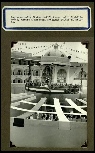 Cerimonia del ricevimento della statua della Madonna consolatrice offerta dai Cavalieri del Santo Sepolcro di Gerusalemme all'Ergastolo di Santo Stefano l'8 agosto 1953