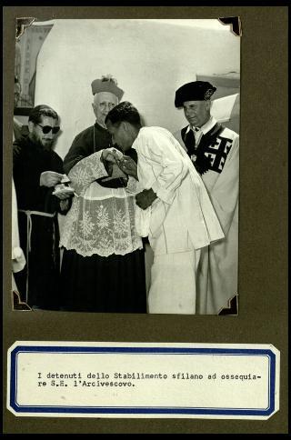 Cerimonia del ricevimento della statua della Madonna consolatrice offerta dai Cavalieri del Santo Sepolcro di Gerusalemme all'Ergastolo di Santo Stefano l'8 agosto 1953