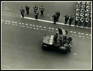 Giovanni Gronchi assiste alla parata militare del 24 maggio 1955 a Napoli