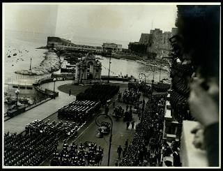 Giovanni Gronchi assiste alla parata militare del 24 maggio 1955 a Napoli