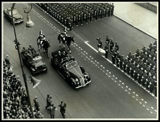 Giovanni Gronchi assiste alla parata militare del 24 maggio 1955 a Napoli