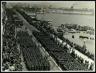 Giovanni Gronchi assiste alla parata militare del 24 maggio 1955 a Napoli