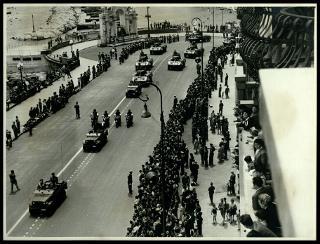 Giovanni Gronchi assiste alla parata militare del 24 maggio 1955 a Napoli