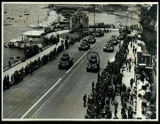 Giovanni Gronchi assiste alla parata militare del 24 maggio 1955 a Napoli