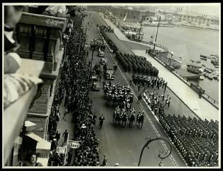 Giovanni Gronchi assiste alla parata militare del 24 maggio 1955 a Napoli