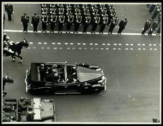 Giovanni Gronchi assiste alla parata militare del 24 maggio 1955 a Napoli