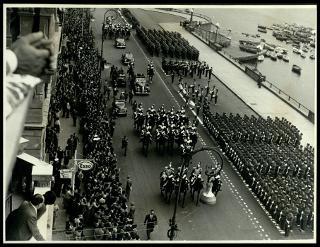 Giovanni Gronchi assiste alla parata militare del 24 maggio 1955 a Napoli