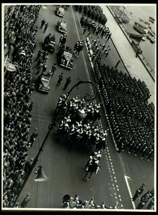 Giovanni Gronchi assiste alla parata militare del 24 maggio 1955 a Napoli