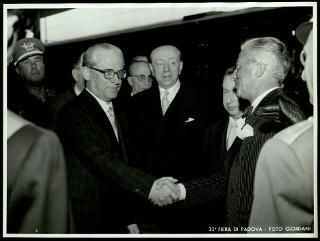 Giovanni Gronchi visita la XXXIII Fiera di Padova
