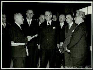 Giovanni Gronchi visita la XXXIII Fiera di Padova