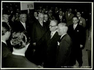 Giovanni Gronchi visita la XXXIII Fiera di Padova