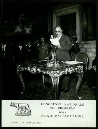 Partecipazione di Giovanni Gronchi al 1° Congresso nazionale sui problemi della municipalizzazione, tenutosi a Roma il 2 luglio 1955
