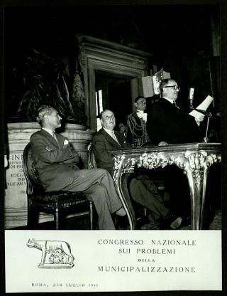 Partecipazione di Giovanni Gronchi al 1° Congresso nazionale sui problemi della municipalizzazione, tenutosi a Roma il 2 luglio 1955