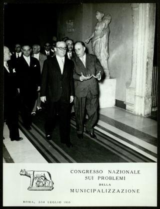 Partecipazione di Giovanni Gronchi al 1° Congresso nazionale sui problemi della municipalizzazione, tenutosi a Roma il 2 luglio 1955