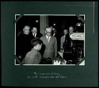 Alba il 7 settembre 1955. Giovanni Gronchi visita la Casa Madre della Pia Società San Paolo, fondata da Don Giacomo Alberione il 20 agosto 1914