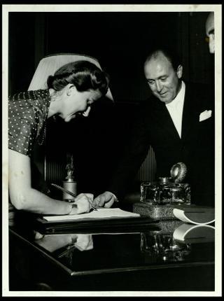 Giovanni Gronchi all'inaugurazione della Sala del Tiepolo nel Palazzo Isimbardi, sede della amministrazione provinciale di Milano