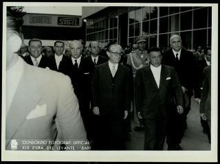 Giovanni Gronchi visita la XIX Fiera del Levante a Bari
