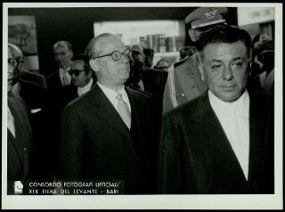 Giovanni Gronchi visita la XIX Fiera del Levante a Bari