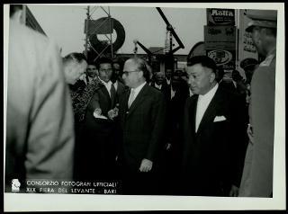 Giovanni Gronchi visita la XIX Fiera del Levante a Bari
