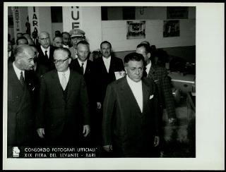 Giovanni Gronchi visita la XIX Fiera del Levante a Bari
