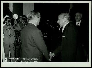 Giovanni Gronchi visita la XIX Fiera del Levante a Bari