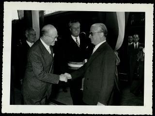 Giovanni Gronchi partecipa alla celebrazione di Guglielmo Marconi a Genova in occasione del 60° anniversario della scoperta della radiotelegrafia