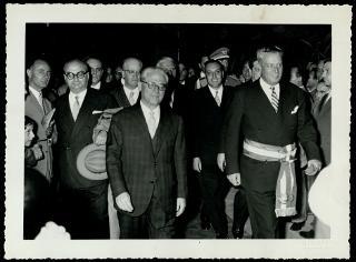 Giovanni Gronchi partecipa alla celebrazione di Guglielmo Marconi a Genova in occasione del 60° anniversario della scoperta della radiotelegrafia