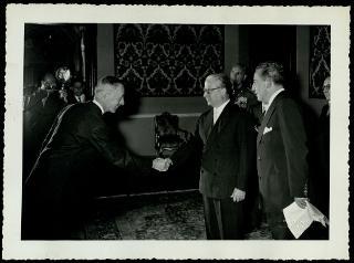 Giovanni Gronchi partecipa alla celebrazione di Guglielmo Marconi a Genova in occasione del 60° anniversario della scoperta della radiotelegrafia