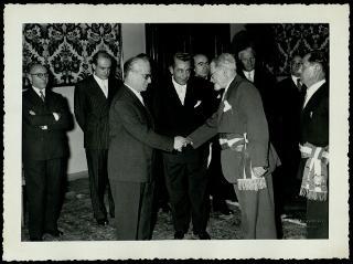 Giovanni Gronchi partecipa alla celebrazione di Guglielmo Marconi a Genova in occasione del 60° anniversario della scoperta della radiotelegrafia