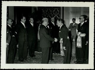 Giovanni Gronchi partecipa alla celebrazione di Guglielmo Marconi a Genova in occasione del 60° anniversario della scoperta della radiotelegrafia