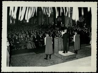 Giovanni Gronchi partecipa alla celebrazione di Guglielmo Marconi a Genova in occasione del 60° anniversario della scoperta della radiotelegrafia