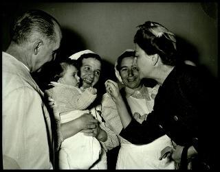Carla Gronchi visita l'ONMI di Napoli