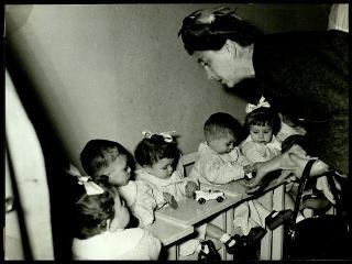 Carla Gronchi visita l'ONMI di Napoli