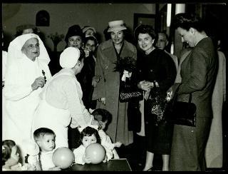 Carla Gronchi visita l'ONMI di Napoli