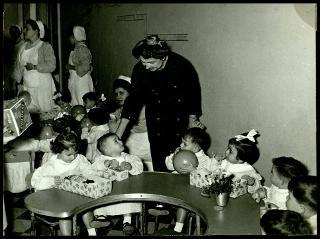 Carla Gronchi visita l'ONMI di Napoli