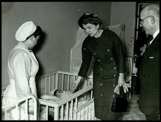 Carla Gronchi visita l'ONMI di Napoli