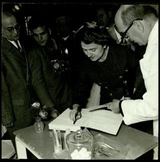 Carla Gronchi visita l'ONMI di Napoli