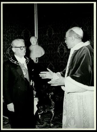 Giovanni Gronchi all'udienza pontificia in Vaticano