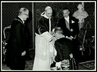 Giovanni Gronchi all'udienza pontificia in Vaticano
