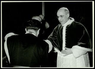 Giovanni Gronchi all'udienza pontificia in Vaticano