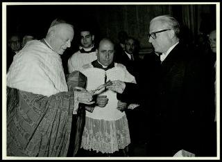 Giovanni Gronchi all'udienza pontificia in Vaticano