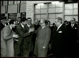 Giovanni Gronchi visita lo stabilimento della Dalmine S.p.a. ad Apuania (Massa)